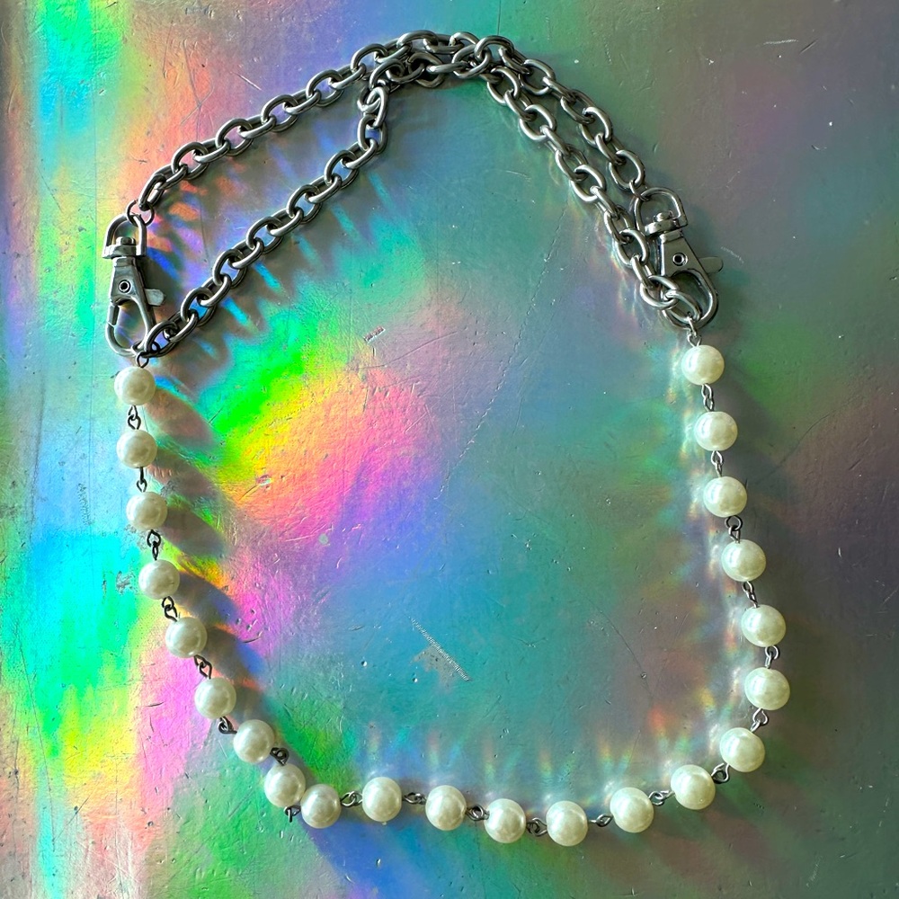 ASOS Men’s 15 Inch Silver and Pearl Wallet Chain
